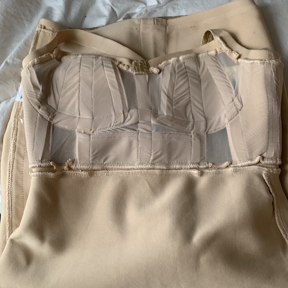 Heavy and structured metallic dress, body con, gold. - Picture 6 of 8